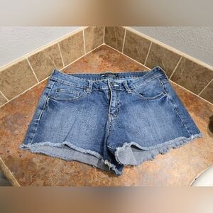 VINTAGE Lovesick women's shotrs sz 11 open hem 5 pockets great condition.